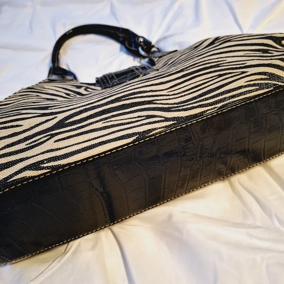 LINEAR ZEBRA SHOULDER BAG - Picture 8 of 13